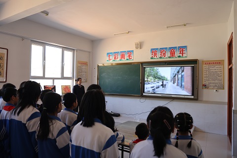 法治进校园帅静宜.1.jpg